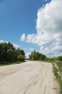Medeniyetin dışındaki büyük toprak yol. Rusya 'da, Sibirya' da. Doğanın hisse senedi