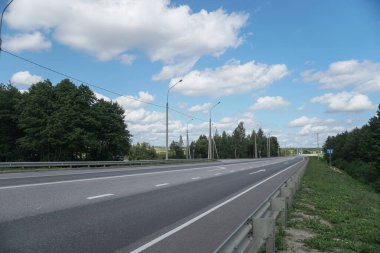 Ormanlar ve tarlalar arasında asfalt yol. Arabayla güzel bir yolculuk. Nature stok fotoğraf arkaplanı