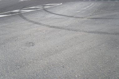 Asfaltta lastik izleri var. Frenler iyi ve araçtan doğru uzaklık. Araba güvenliği teması