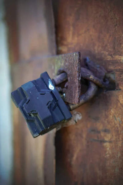 Una Vieja Puerta Oxidada Con Cerradura Edificio Grunge Abandonado Apocalipsis — Foto de Stock