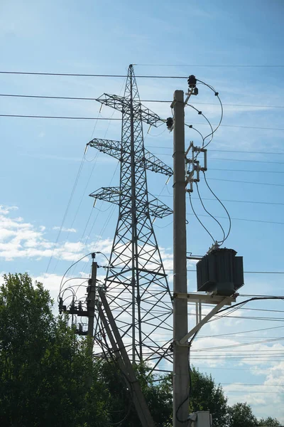 Pólo Elétrico Contra Céu Com Alta Tensão Fundo Temático Industrial — Fotografia de Stock