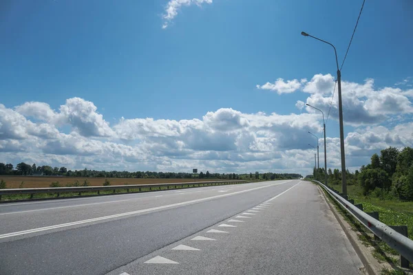 Droga Asfaltowa Wśród Lasów Pól Piękna Podróż Samochodem Fotografia Natury — Zdjęcie stockowe