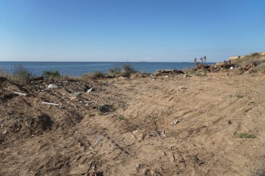 Deniz kıyısında çöpler dolmuş. İnsan aktivitesi izleri. Hindistan ve Srilanka kıyılarının kirliliği.