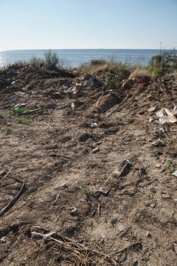 Deniz kıyısında çöpler dolmuş. İnsan aktivitesi izleri. Hindistan ve Srilanka kıyılarının kirliliği.