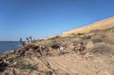 Deniz kıyısında çöpler dolmuş. İnsan aktivitesi izleri. Hindistan ve Srilanka kıyılarının kirliliği.