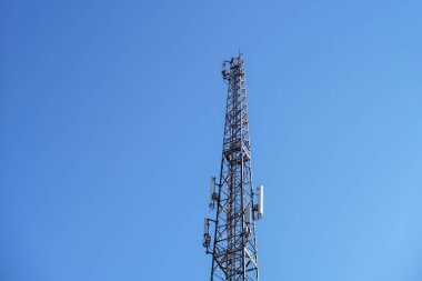 Telefon istasyonu gsm mobil sinyali gönderiyor. Kule dünya çapında 5G, 4G internet iletiyor. Doğal çevrenin kirliliği