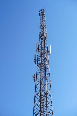 Telefon istasyonu gsm mobil sinyali gönderiyor. Kule dünya çapında 5G, 4G internet iletiyor. Doğal çevrenin kirliliği