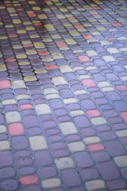 Suda çok renkli kaldırım taşları var. Yağmurdaki taşların dokusu. Fotoğraf arkaplanı