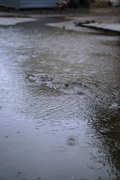 Droga Złym Stanie Jest Zalana Deszczem Deszcz Strumienie Wody Asfalcie — Zdjęcie stockowe