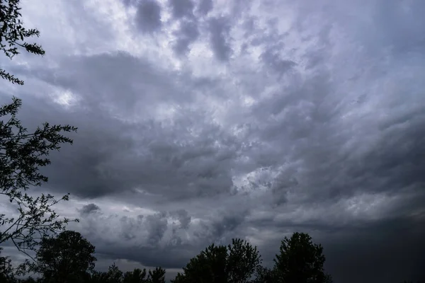 Schaurige Gewitterwolken Und Schwarze Bäume Nachtsturm Und Dunkle Wolken Dunkler — Stockfoto