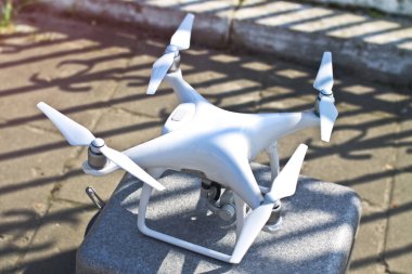 Beyaz kvadrokopter uçmaya hazır. Fotoğraflar, videolar ve uçuş izni için güzel bir drone. Tasarımınız için fotoğraf.