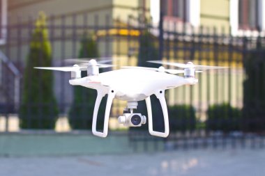 Beyaz kvadrokopter uçmaya hazır. Fotoğraflar, videolar ve uçuş izni için güzel bir drone. Tasarımınız için fotoğraf.