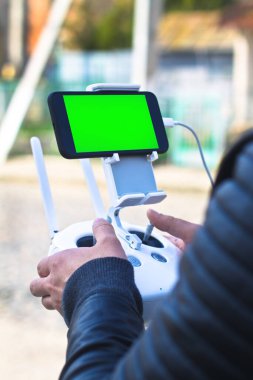 İmajın için bir krom kullanarak profesyonel İHA 'yı yönet. Bir fotoğrafçının ya da kameramanın oyuncağı uzaktan kumandanın elindedir. Stok Fotoğrafı