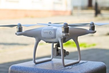 Beyaz kvadrokopter uçmaya hazır. Fotoğraflar, videolar ve uçuş izni için güzel bir drone. Tasarımınız için fotoğraf.