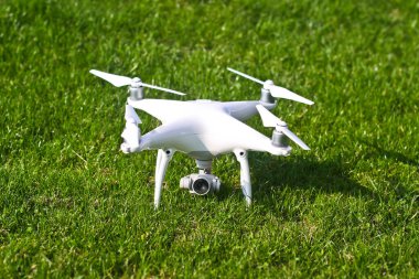 Beyaz kvadrokopter uçmaya hazır. Fotoğraflar, videolar ve uçuş izni için güzel bir drone. Tasarımınız için fotoğraf.