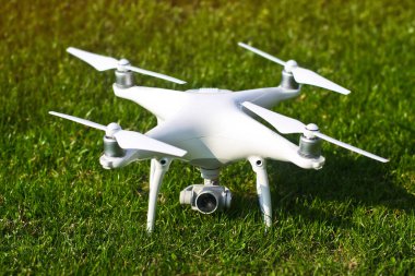 Beyaz kvadrokopter uçmaya hazır. Fotoğraflar, videolar ve uçuş izni için güzel bir drone. Tasarımınız için fotoğraf.