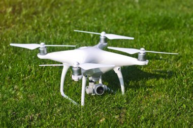 Beyaz kvadrokopter uçmaya hazır. Fotoğraflar, videolar ve uçuş izni için güzel bir drone. Tasarımınız için fotoğraf.