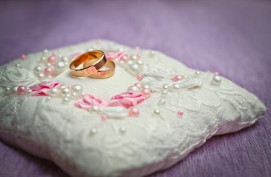 Mor zemin üzerine altın alyans. Romantik arka plan