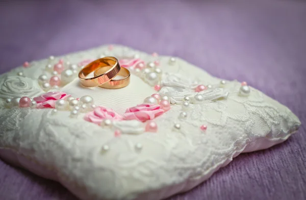 金紫色背景上的结婚戒指。浪漫的背景 — 图库照片