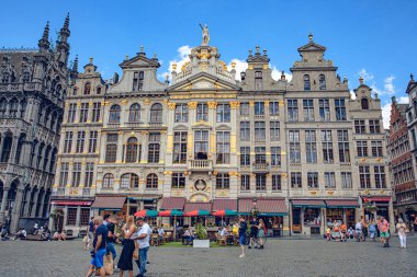 Brüksel, Belçika - 20 Temmuz 2020: Brüksel Belediyesi ve Şehir Müzesi 'nin bulunabileceği ünlü Büyük Yer