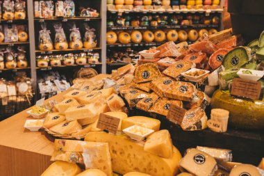 Gouda, Hollanda - 20 Temmuz 2020: Gouda 'da bir peynircide raflarda satılan bir çok çeşit büyük lezzetli peynir.