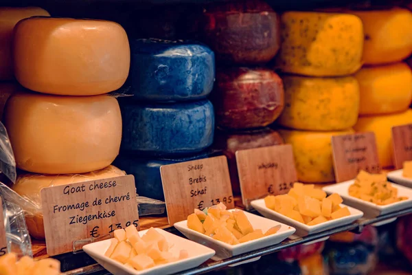 オランダのグダ 2020年7月20日 グダのチーズ店で販売されている棚の上のチーズの多くの異なる種類の大きなおいしい塊 — ストック写真