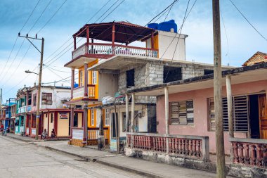 Baracoa, Küba - 25 Ekim 2019: Baracoa 'daki konaklama yeri (casa) önündeki yaşlı adam boyalı komünist propagandası ve Che Guevara imajı ile