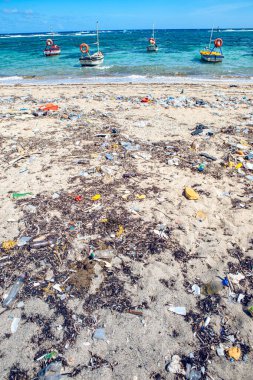 Tropikal deniz sahillerinde ağır plastik kirliliği. Kumsalda atık, mavi deniz altyapısı var. (Küba)