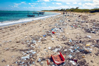 Tropikal deniz sahillerinde ağır plastik kirliliği. Kumsalda atık, mavi deniz altyapısı var. (Küba)