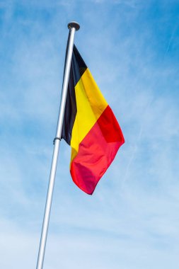 Belçika bayrağı mavi gökyüzü kutup