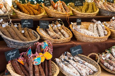 Dinant, Belçika - 19 Temmuz 2020: Geleneksel el yapımı sosis pazarda, Dinant, Belçika