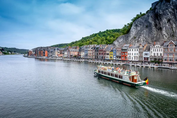 Dinant, Belçika - 19 Temmuz 2020: Tarihi Dinant kasabası. Belçika bayrağı taşıyan turist teknesi Meuse Nehri, Wallonia, Belçika