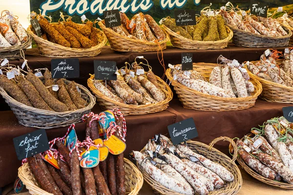 Dinant, Belçika - 19 Temmuz 2020: Geleneksel el yapımı sosis pazarda, Dinant, Belçika