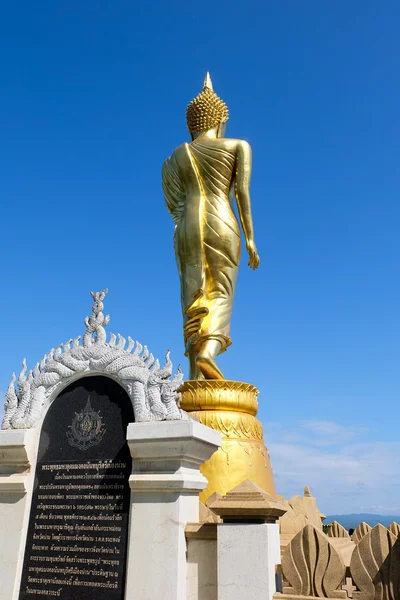 Arany Buddha szerzetes kék ég aláírással Wat Phra hogy Kao noi, Nan, Thaiföld — Stock Fotó