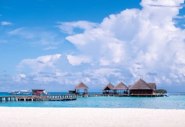 Maldivler 'de su bungalovları olan plaj.