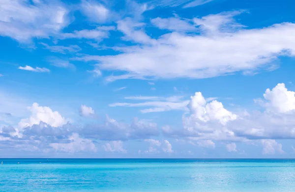 Strand in Maldiven met blauwe hemelachtergrond. — Stockfoto
