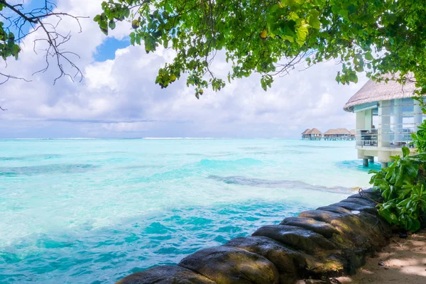 Maldivler Bungalovları Olan Plaj — Stok fotoğraf