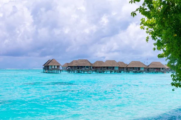 Maldivler Bungalovları Olan Plaj — Stok fotoğraf