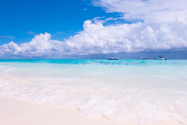 Praia em Maldivas com fundo azul céu . — Fotografia de Stock