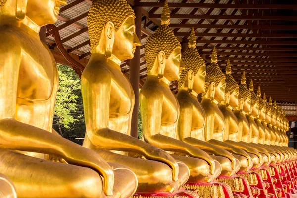 Monge imagem dourada de Buda — Fotografia de Stock