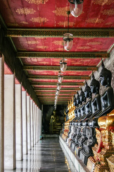 Monge imagem preta e dourada de Buda — Fotografia de Stock