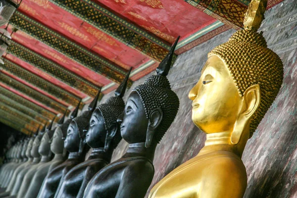 Mönch schwarz-goldenes Buddha-Bild — Stockfoto