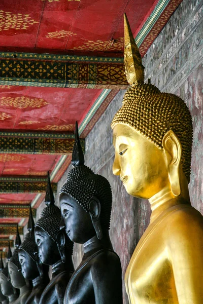 Monge imagem preta e dourada de Buda — Fotografia de Stock
