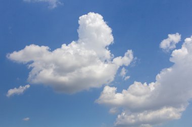 Bulutlu mavi gökyüzü