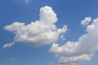 Bulutlu mavi gökyüzü