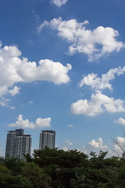 Céu azul com nuvem — Fotografia de Stock