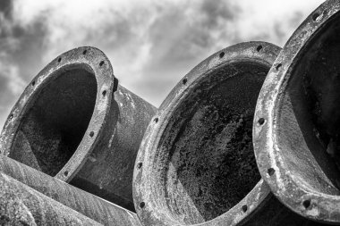 Birçok endüstriyel eski paslı çelik borular üzerinde sky.