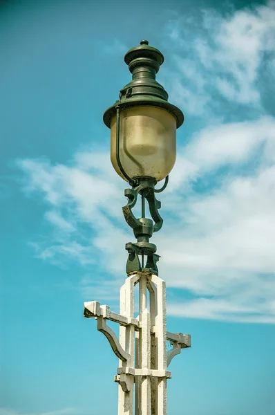 Silhueta de lâmpada de rua contra o céu — Fotografia de Stock