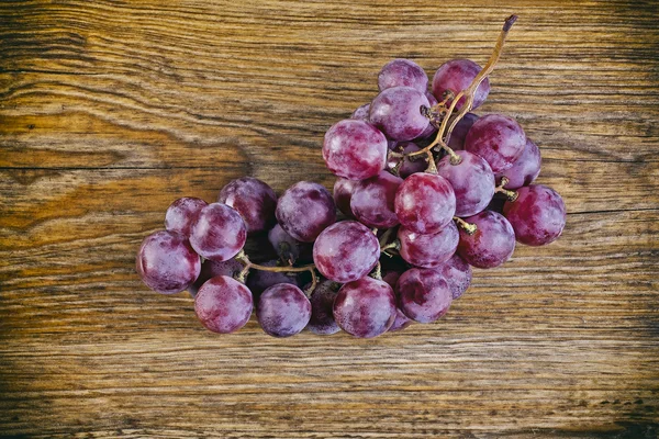 Délicieux raisins rouges mûrs sur la table — Photo