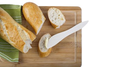 Uzun baget ve ahşap kesme tahtası üzerinde ahşap tereyağı bıçağı